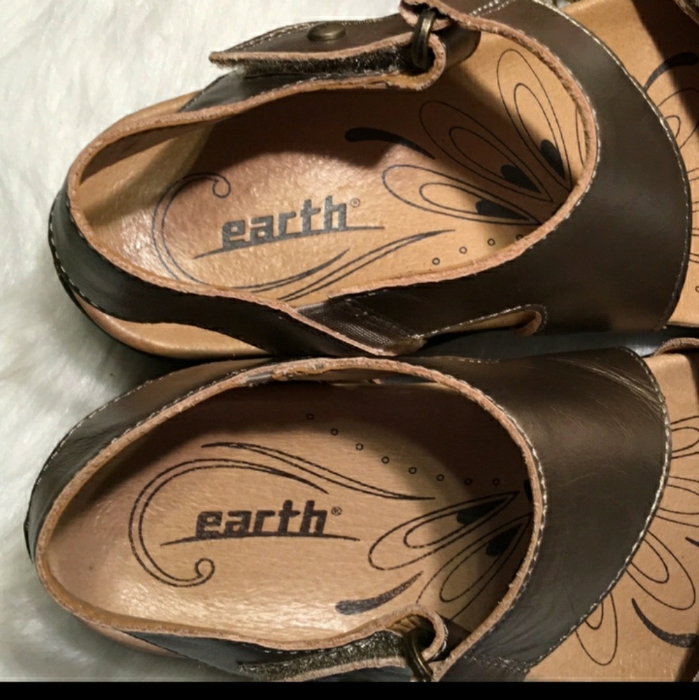 Earth Double Velcro NWOB  1 3/4” Wedge Leather 6